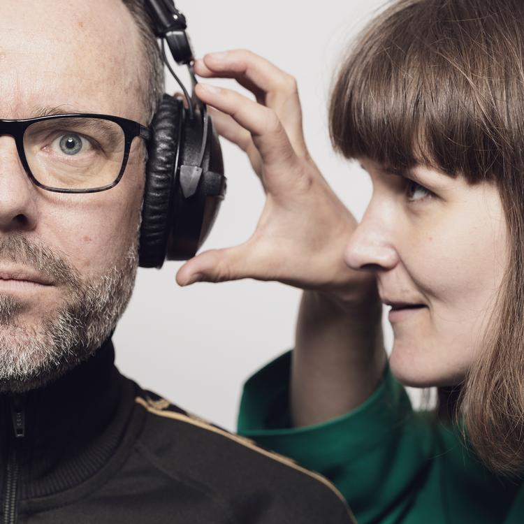 Simon Lund og Pernille Jensen ses her på et arkivbillede taget til deres pop up-podcast 'Musikmakker', som vender tilbage i Politikens podcastplayer i sommerens løb.  Foto: Peter Hove Olesen