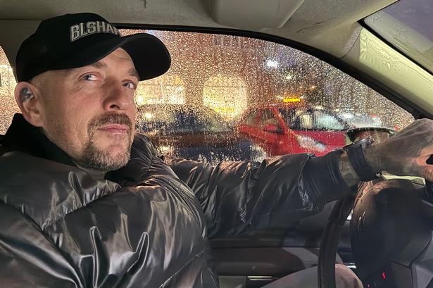 Kevin kører uden sikkerhedssele, for han skal altid have muligheden for at komme ud og væk. På en køretur gennem Østerbro i sin Volvo viste han os, hvor han gennem tiden har smidt over 50 pengeskabe i en sø.  Foto: fix+foxy