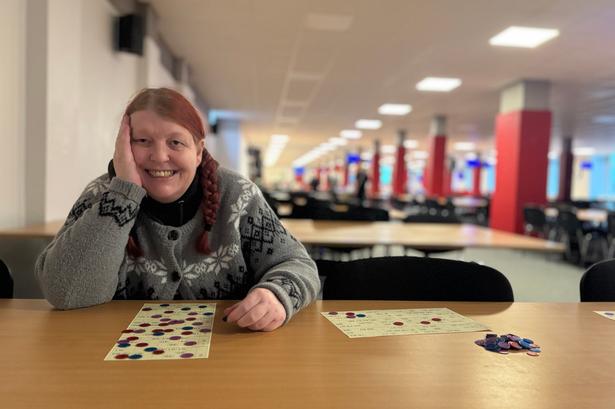 Hundredtusindvis af danskere føler sig ensomme. I en spillehal på Nørrebro fortalte Lotte om at blive glemt af systemet, mens vi spillede banko til fuld plade – som jeg vandt.  Foto: fix+foxy