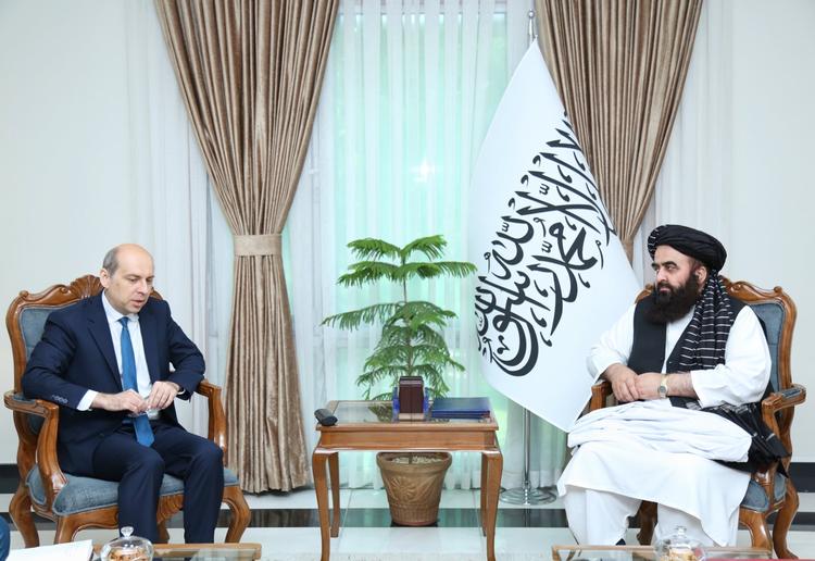 Ruslands ambassadør i Kabul, Dmitrij Zjirnov (tv.), bekræftede søndag 1. juni officielt over for Talebans udenrigsminister, Amir Khan Muttaqi, at Rusland tager imod en ambassadør fra Afghanistan.   Foto: Taliban ministry of foreign affairs