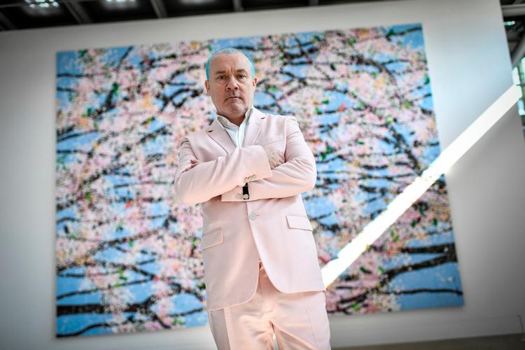 Damien Hirst poserer foran et af sine værker i 2021. For nylig offentliggjorde han sit seneste projekt – 200 notesbøger med værker, som kan produceres 200 år efter hans død. Foto: Stephane De Sakutin/Ritzau Scanpix