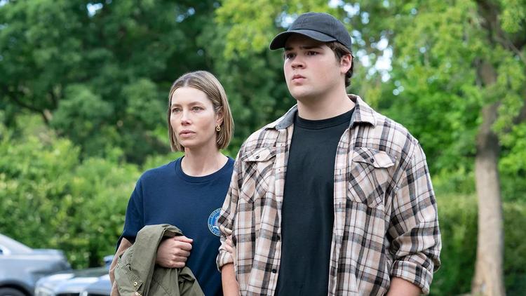 Jessica Biel og Maxwell Donovan som stedmor og stedsøn i thrilleren 'The Better Sister'.  Foto: Prime Video