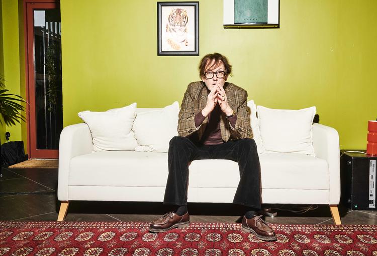 Jarvis Cocker har altid foretrukket ideerne og tankernes flyvske fart. Men 61 år gammel er han begyndt at overveje, hvad følelser kunne være godt for. Foto: Tom Jackson/ Rough Trade