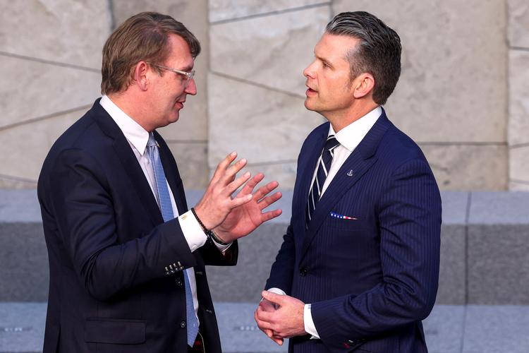 Forsvarsminister Troels Lund Poulsen sammen med sin amerikanske kollega, Pete Hegseth, under Nato-mødet i Bruxelles. Foto: Yves Herman/Ritzau Scanpix