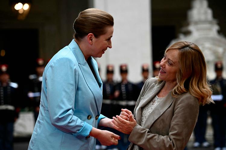Tyske journalister spurgte ind til Mette Frederiksens alliance med den højreradikale italienske premierminister Giorgia Meloni. Så blev statsministeren fornærmet. Foto: Filippo Monteforte/Ritzau Scanpix