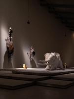 Velkommen på etnologisk museum a la i forgårs, men i fremtiden! Franske Marguerite Humeau vil have os helt med ind i sin fiktion om livet på Jorden efter mennesket i udstillingen ’Torches’ på Arken.  Foto: Mathilde Agius