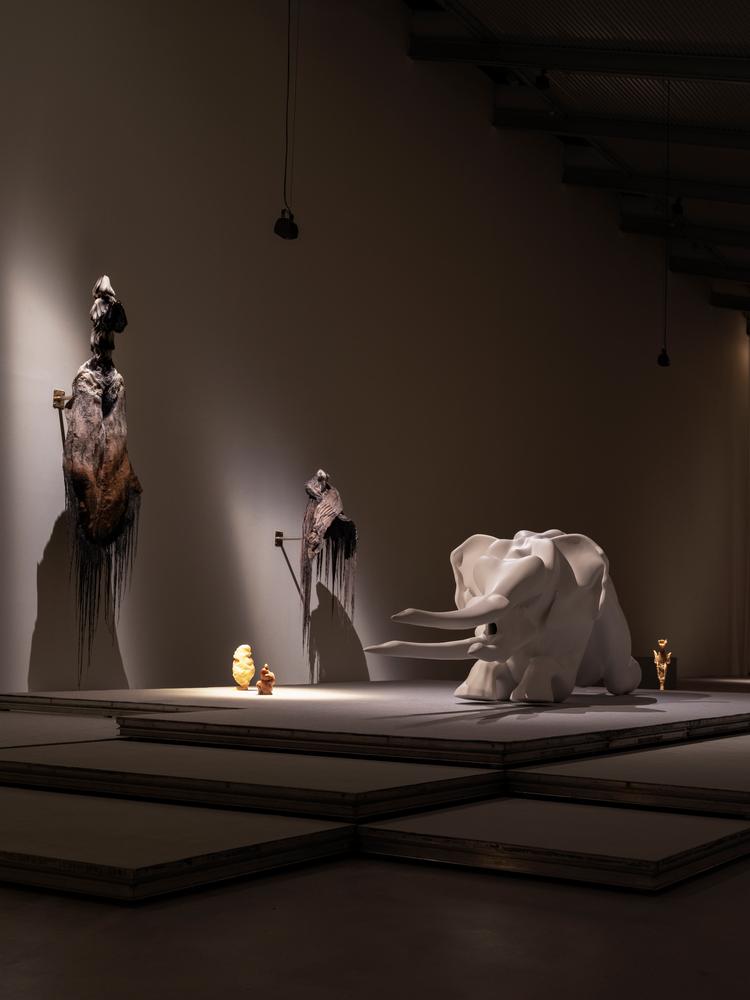 Velkommen på etnologisk museum a la i forgårs, men i fremtiden! Franske Marguerite Humeau vil have os helt med ind i sin fiktion om livet på Jorden efter mennesket i udstillingen ’Torches’ på Arken.  Foto: Mathilde Agius