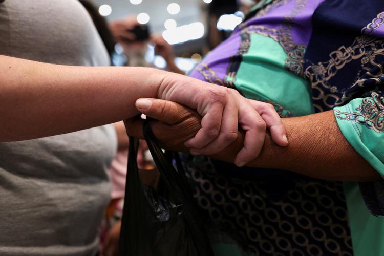 En kommission i Sverige anbefaler  et totalt stop for internationale adoptioner og en officiel undskyldning fra den svenske regering til de mange adopterede, som er blevet udsat for den ulovlige håndtering. Her bliver anonym,  adopteret kvinde genforenet med sin mor i Chile.   Foto: Pablo Sanhueza/Ritzau Scanpix