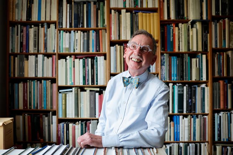 »Studiet af Bartolommeos tegninger er min største bedrift«, siger seniorforsker Chris Fischer, der er fotograferet i sit hjem på Frederiksberg.  Han skriver på en stor bog om renæssancemaleren Bartolommeos værker.  Foto: Jens Dresling