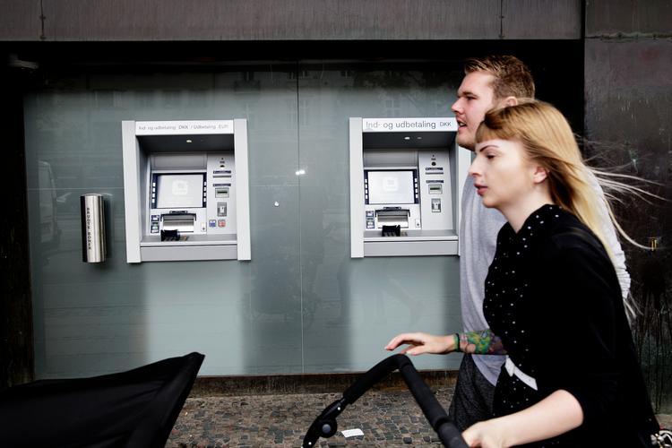 Det er især mellemstore banker, der ligger højt placeret på Mybankers liste over pengeinstitutter, hvor kunderne gerne anbefaler det til andre.  Foto: Lasse Kofod