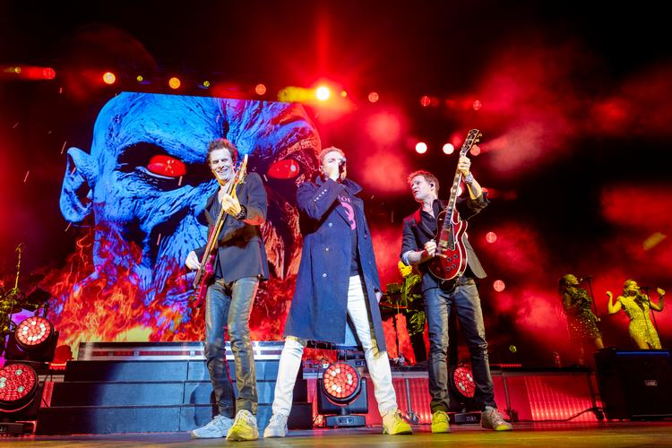 Duran Duran-forsanger Simon Le Bon og hans band spillede en forfriskende menneskelig koncert fredag aften i Royal Arena. Men man fik fornemmelsen af, at de måske ikke havde så mange hits i ærmet. Foto: Cecilie Rolvung