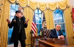 Da de stadig var 'best buddies', havde Musk sin søn med i Det Ovale Værelse. Nu er forholdet mellem de to under frysepunktet. Foto: Jim Watson/Ritzau Scanpix