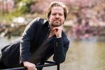 I år står Thomas Warberg han på scenen i Tivolirevyen i Glassalen, hvor han med comedy-kollegaen Linda P, sangerinden Xenia Lach-Nielsen og selveste Kurt Ravn underholder med satire og sjov. Foto: Ida Marie Odgaard/Ritzau Scanpix