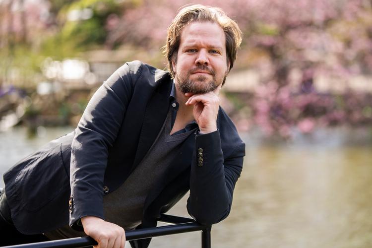 I år står Thomas Warberg han på scenen i Tivolirevyen i Glassalen, hvor han med comedy-kollegaen Linda P, sangerinden Xenia Lach-Nielsen og selveste Kurt Ravn underholder med satire og sjov. Foto: Ida Marie Odgaard/Ritzau Scanpix