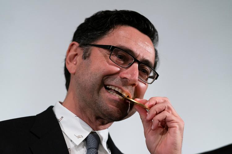 Ardem Patapoutian bed for sjov i medaljen, da han i 2021 modtog Nobelprisen. Efter han fik indefrosset sine forskningsmidler i USA, har han fået et jobtilbud fra Kina. Foto: Jae C. Hong/Ritzau Scanpix