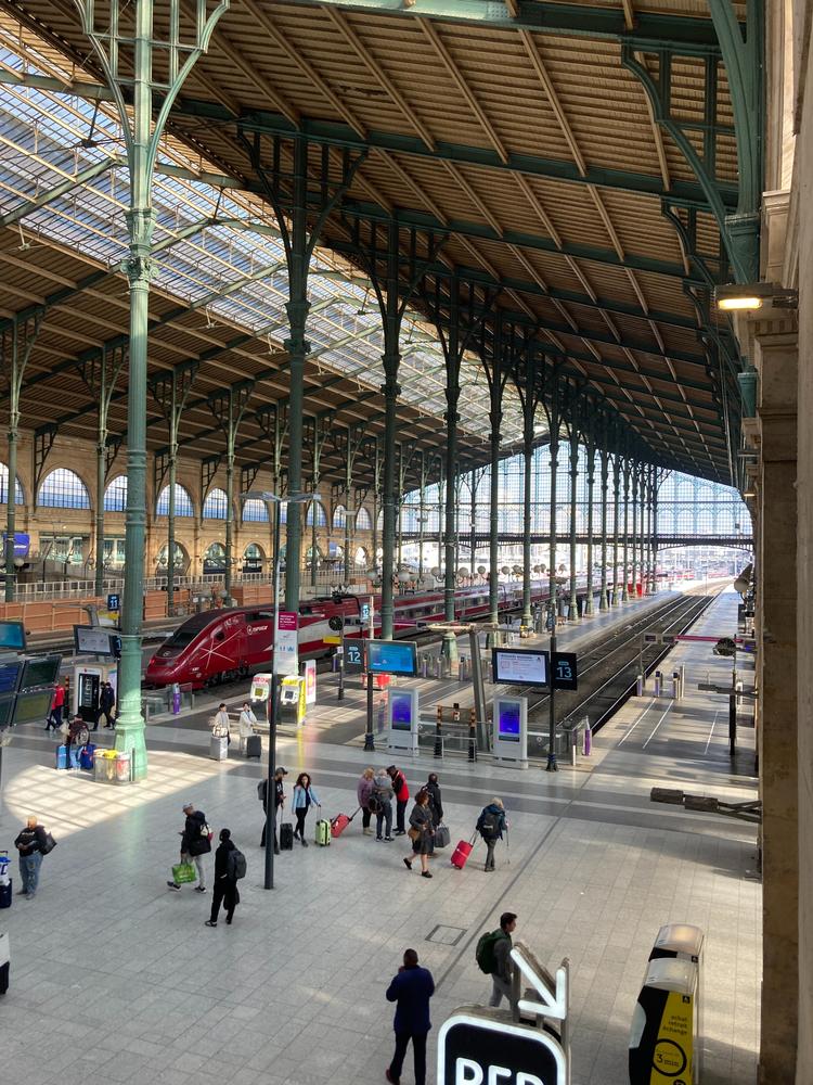 Gare du Nord i Paris set oppe fra køen til paskontrollen. 