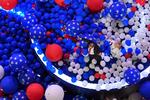 2016-præsidentkandidaten Hillary Clinton og hendes vicepræsidentkandidat, senator Tim Kaine går gennem et hav af balloner ved afslutningen af ​​Demokraternes nationale konvent i Philadelphia fredag ​​29. juli 2016.  Foto: Mark J. Terrill/Ritzau Scanpix