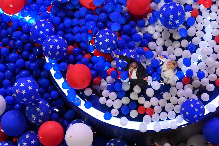 2016-præsidentkandidaten Hillary Clinton og hendes vicepræsidentkandidat, senator Tim Kaine går gennem et hav af balloner ved afslutningen af ​​Demokraternes nationale konvent i Philadelphia fredag ​​29. juli 2016.  Foto: Mark J. Terrill/Ritzau Scanpix