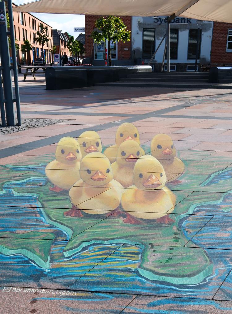Abraham Burciaga fra Mexico fik tredjepræmie ved Street Art 24-festivalen for de nuttede ællinger - ællingerne var publikums favorit. Efter næsten et år er farverne slidt noget af, men 3D-effekten kommer stadig frem, når man tager foto af værket. Foto: Judith Betak