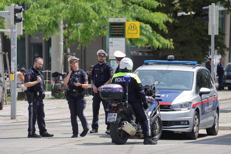 Et meget stort antal politibetjente blev kaldt ud til skyderiet på skolen Dreierschützengasse high school i Graz. Ni personer blev dræbt af den formodede gerningsmand, som tog sit eget liv. Derudover er der mindst 12 sårede.  Foto: Leonhard Foeger/Ritzau Scanpix