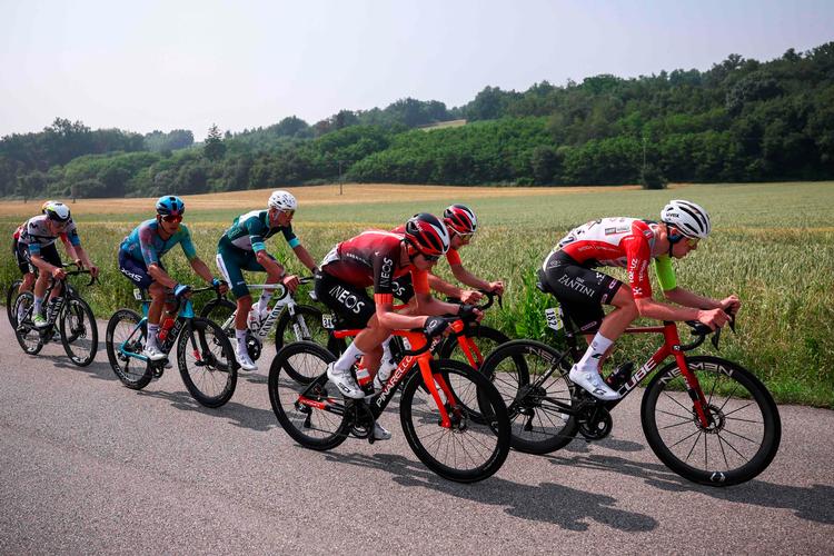 Ivan Romeo fra Movistar ses her til venstre i billedet, stak af fra udbruddet på det helt rigtige tidspunkt og vandt 3. etape af  Critérium du Dauphiné.   Foto: Anne-christine Poujoulat/Ritzau Scanpix
