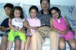 Karina Marie Lin Halskov iført grønne bukser, her fotograferet sammen med sin fætter, søster, morfar og kusine. Familien stammer fra Taiwan. 