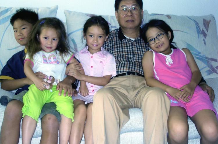 Karina Marie Lin Halskov iført grønne bukser, her fotograferet sammen med sin fætter, søster, morfar og kusine. Familien stammer fra Taiwan. 