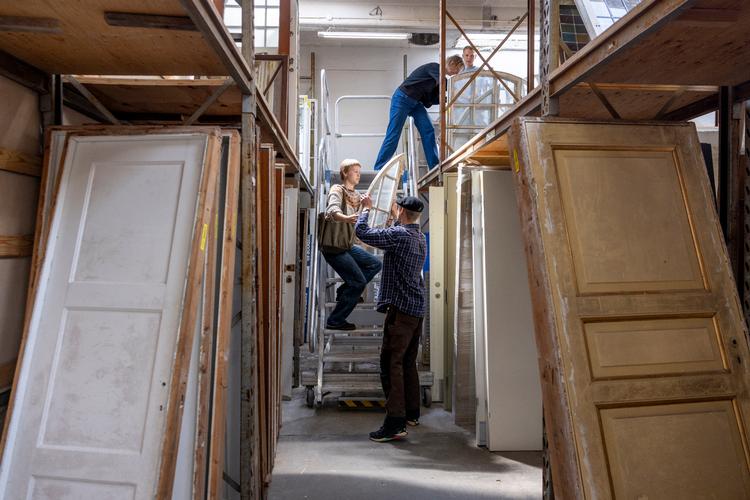 I Genbyg på Amager kan man opstøve fyldningsdøre, der passer til den gamle lejlighed, man lige har købt. Eller finde gamle jernvinduer og stikkontakter, som andre har kasseret, men som snildt kan bruges igen.  Foto: Cecilie Rolvung