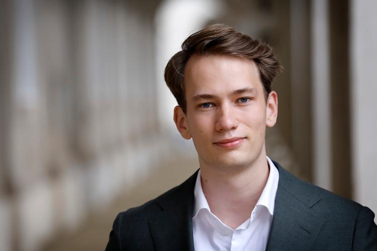 »Så længe store dele af venstrefløjen står som de tre aber, der hverken vil høre, se, eller tale om de problemer, som unge mænd har med os, ja, så har vi kun os selv at takke for, at de forlader os«, skriver Mads Olsen (SF). Foto: Jens Dresling