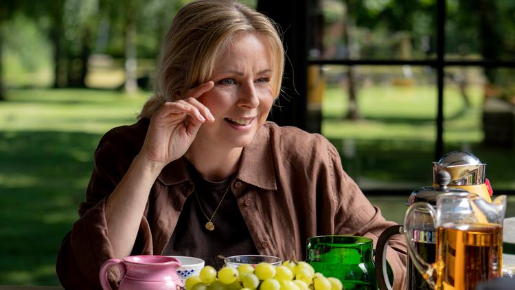 Lene Maria Christensen er fremragende som arkæologen Ester, der kommer på konfrontationskurs med alt og alle, da hun gør et stort fund. Foto: Henrik Ohsten/TV 2