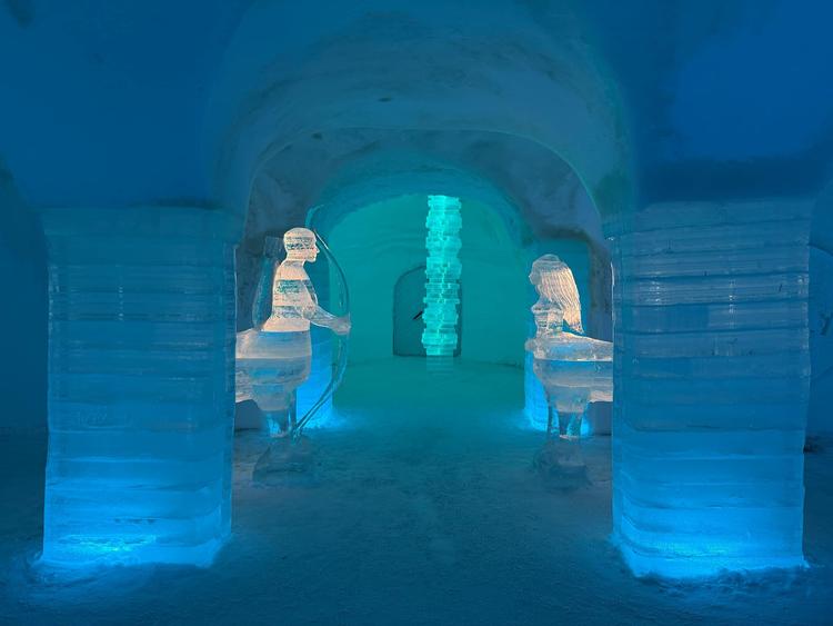 Sorrisniva ishotel bygges hvert år op på ny med et nyt kunstnerisk tema. I 2025 var det græsk mytologi.  