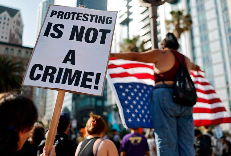 I flere store byer i USA bliver der protesteret mod den amerikanske immigrationsmyndighed ICE. Billedet er fra i går i Los Angelses, hvor protesterne har været omfattende.  Foto: Mario Tama/Ritzau Scanpix