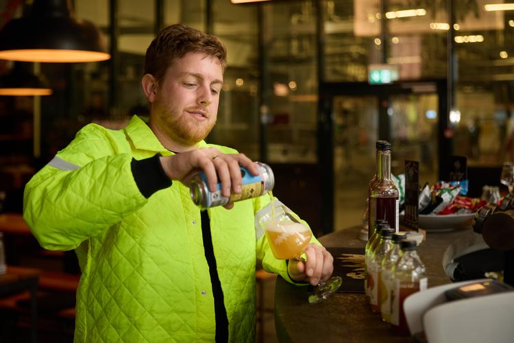 Der skal ekstra humle i de alkoholfrie øl for at kompensere for alkoholen, der booster smagen, forklarer brygmester og produktionschef Daniel Bjørk. 