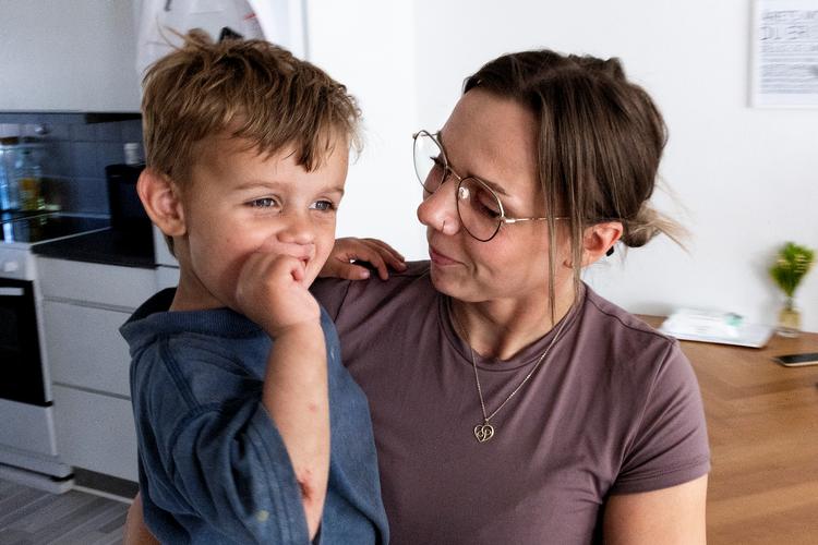 32-årige Louise Casson har været ind og ud af arbejdsmarkedet, men har ved hjælp af en ny særlig indsats i Nyborg Kommune fået fast fodfæste på arbejdsmarkedet.   Foto: Finn Frandsen