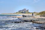 Bamburgh Castle tager sig dramatisk ud fra især nordsiden med de flade klipper på stranden 