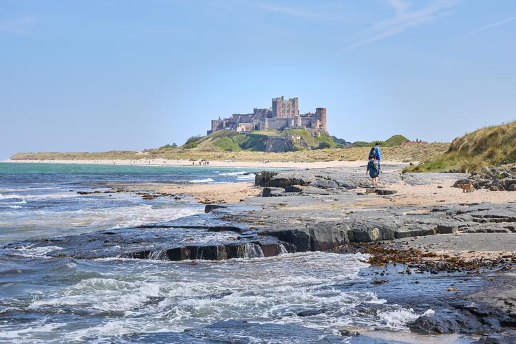 Bamburgh Castle tager sig dramatisk ud fra især nordsiden med de flade klipper på stranden 
