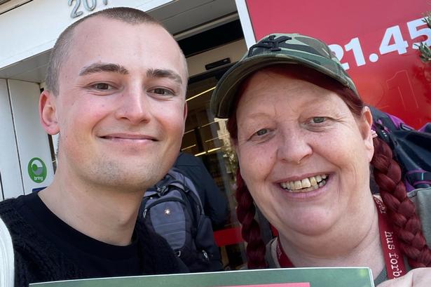 Kvarterets børn kender hende som Pippi. Foran SuperBrugsen på Godthåbsvej sælger Lotte Hus Forbi, og jeg var med hende ude en eftermiddag. Efter en vaffelis og seks solgte eksemplarer foreslog hun, at vi tog en selfie. Og selvfølgelig skulle vi da det!  Foto: Privat