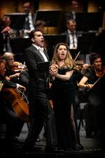 Den amerikanske tenor Jonathan Tetelman havde selskab af den danske, russiskfødte sopran Yana Kleyn, da han torsdag aften sang i Tivolis Koncertsal. Foto: Finn Frandsen