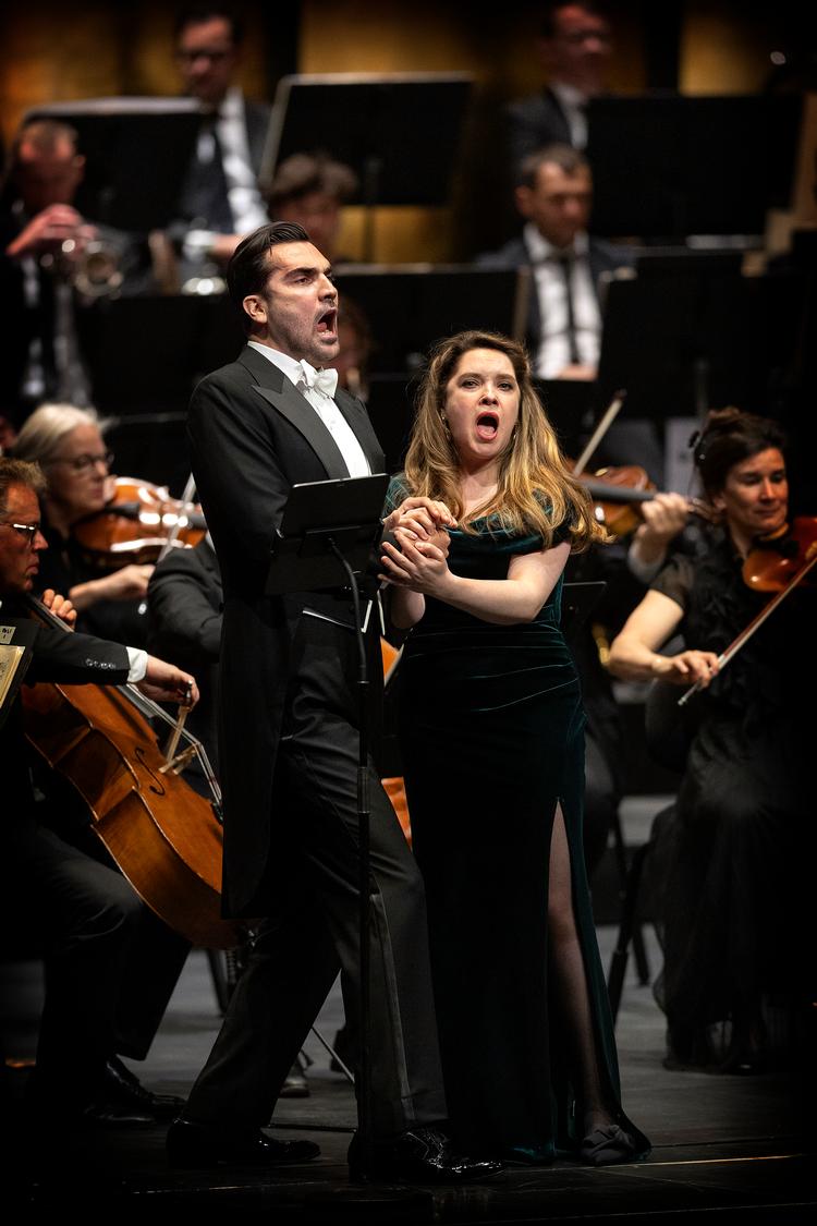 Den amerikanske tenor Jonathan Tetelman havde selskab af den danske, russiskfødte sopran Yana Kleyn, da han torsdag aften sang i Tivolis Koncertsal. Foto: Finn Frandsen
