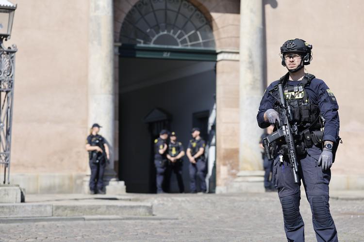 Stærkt bevæbnede betjente er til stede ved byretten i København, hvor den 31-årige formodede bagmand bag leje af kriminelle bliver fremstillet i grundlovsforhør. Foto: Jens Dresling Foto: Jens Dresling