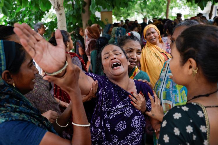  Daksha Patni sørger over et 14-årigt familiemedlem, Akash Patni, som omkom, da et Boeing 787-8 Dreamliner fra Air India forulykkede kort efter start. Hun venter uden for et hospital, som de afdøde er bragt til, i den indiske by Ahmedabad. Foto: Adnan Abidi/Ritzau Scanpix