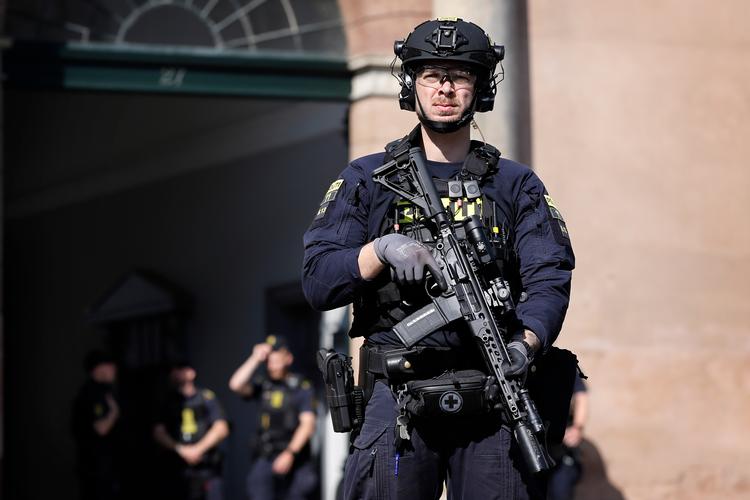 Det var ikke kun inde i retten, men også ude foran den gamle retsbygning, at politiet fredag morgen var talstærkt mødt op. Foto: Jens Dresling