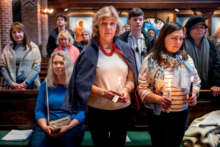 I Apostelkirken i København var herboende ukrainere 25. december samlet for at fejre julen og tænde lys for dem, der er fanget i krigen i Ukraine. Arkivfoto Nicolai West