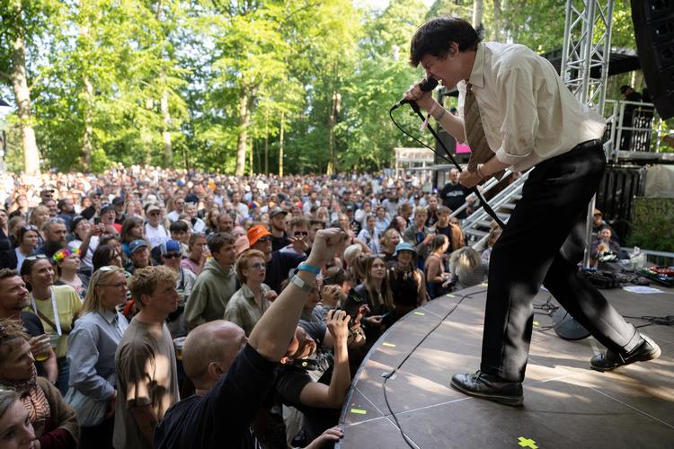 Mikkel Øster i front for Von Quar under bandets koncert på Diorama-scenen ude i skoven ved Egeskov Slot.  Foto: Thomas Borberg