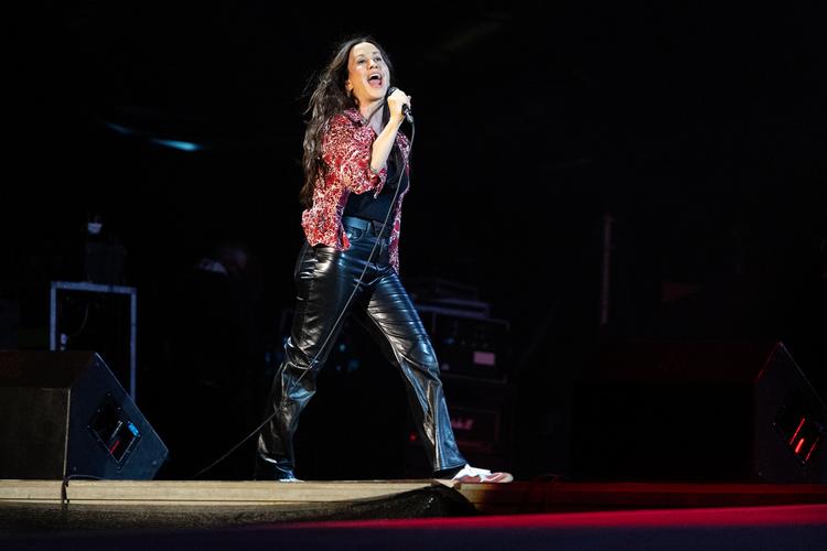 Når canadiske Alanis Morissette spænede rundt på scenen på Heartland festival på Egeskov Slot, markerede hun også, at hun fortsat mener noget med sine tekster.   Foto: Thomas Borberg