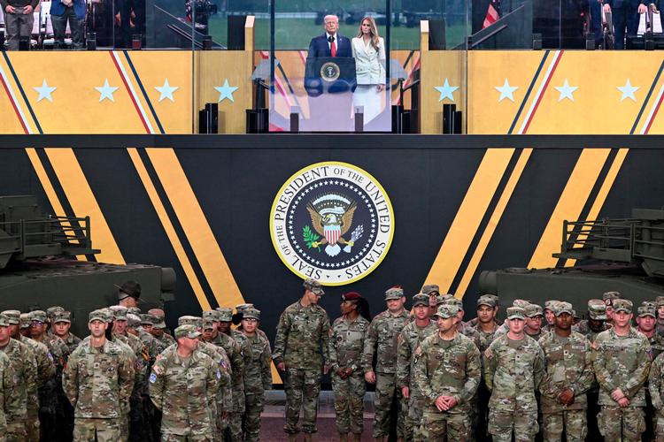 Donald Trump og hans hustru, Melania Trump, overværede militærparaden, som fandt sted på hans fødselsdag. Hver gang, han rejste sig op undervejs, blev der jublet fra folkemængden. Foto: Mandel Ngan/Ritzau Scanpix