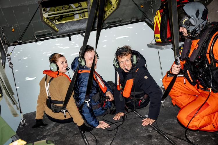 Frankrigs præsident Emmanuel Macron, den danske statsminister Mette Frederiksen og den grønlandske regeringsleder Jens-Frederik Nielsen var på helikoptertur for at opleve klimaforandringernes konsekvenser i Grønland. Foto: Mads Claus Rasmussen/Ritzau Scanpix