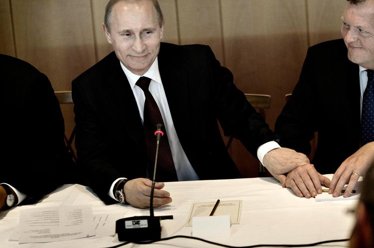 I 2011 forsøgte Danmark ved statsminister Lars Løkke Rasmussen (V) at indynde sig hos Rusland og Vladimir Putin. Derfor bruger Nordea foto fra Putins besøg i København som en del af sit forsvar i sag om hvidvask. Politiken ved ikke, hvilket billede Nordea viste under retsmødet mandag. Arkivfoto:  Joachim Adrian