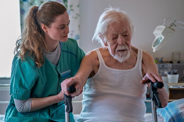 Frelle Petersen har igen arbejdet med amatørskuespillere i ’Hjem kære hjem’, der modigt og ublufærdigt lægger krop til forfaldsportrætter af ofre for systemet.
 Foto: Rolf Konow