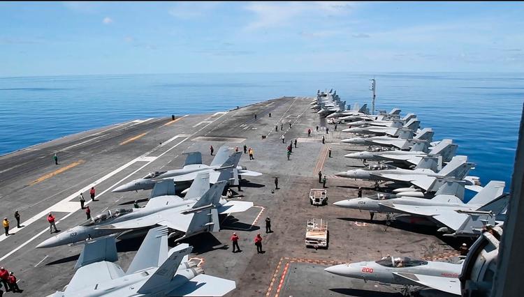 Hangarskibet 'USS Nimitz' har sat kurs mod Mellemøsten, men USA fastholder, at amerikanske styrker i regionen forbliver i det, de kalder en defensiv position. Foto: Edward Jacome/Ritzau Scanpix